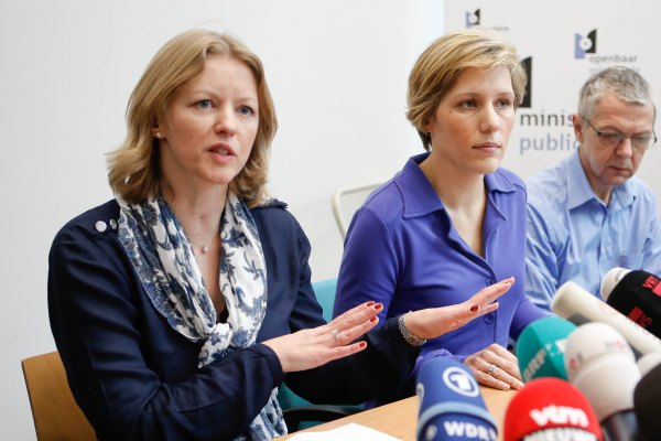 Anja Bijnens und Ine Van Wijmersch von der Staatsanwaltschaft bei einer Pressekonferenz zum Überfall am Flughafen Zaventem