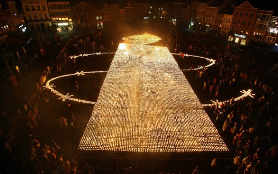 Kerze mit Stacheldraht: das Symbol von Amnesty International (Weltrekord in Sint-Truiden mit 26.105 brennenden Kerzen 2008)