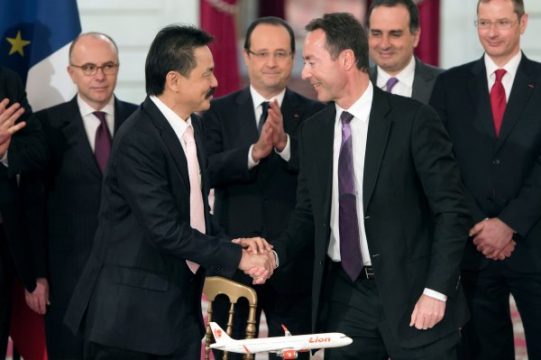Lion-Air-Gründer und Vorsitzender Rusdi Kirana (l.), Frankreichs Präsident François Hollande (M.) und Airbus-Chef Fabrice Brégier (r.)