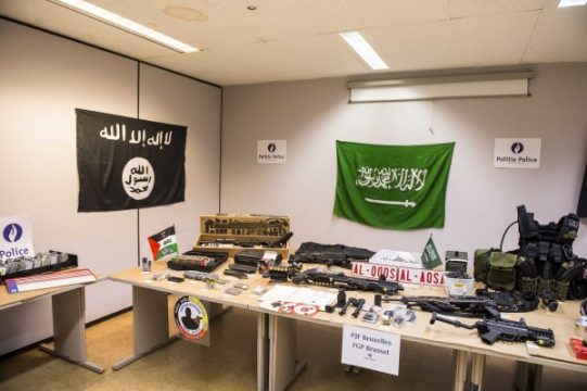 Von der Polizei in der Wohnung des Algeriers sichergestellte Waffen und Munition