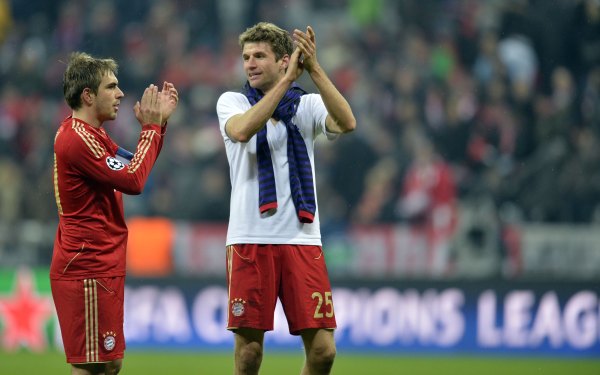 Philip Lahm und Thomas Müller feiern den Einzug des FC Bayern München ins Viertelfinale der Champions League