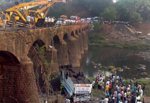 Der südlich von Mumbai von einer Brücke gestürzte Bus