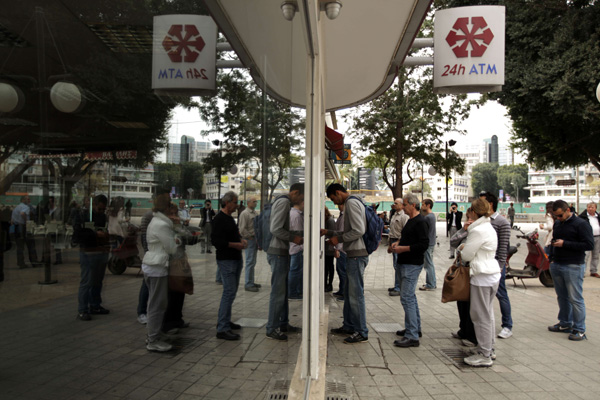 Dutzende Menschen am Donnerstag zu den Geldautomaten
