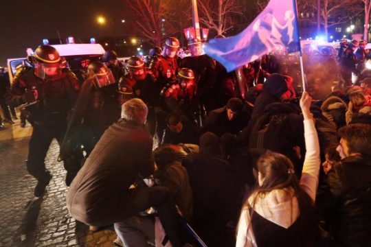 Auseinandersetzung zwischen Gegnern der Homo-Ehe und der Polizei