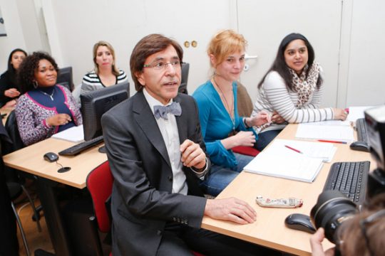 Neuer Sitznachbar: Di Rupo drückt mit angehenden Informatikerinnen die Schulbank