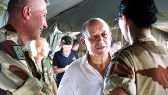 Verteidigungsminister Le Drian bei französischen Soldaten in Gao