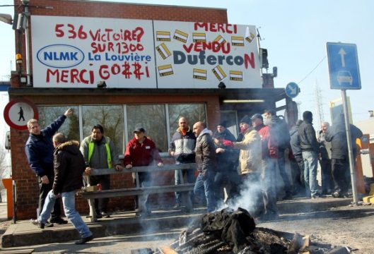 Mitarbeiter vor dem Duferco-Werk in La Louvière