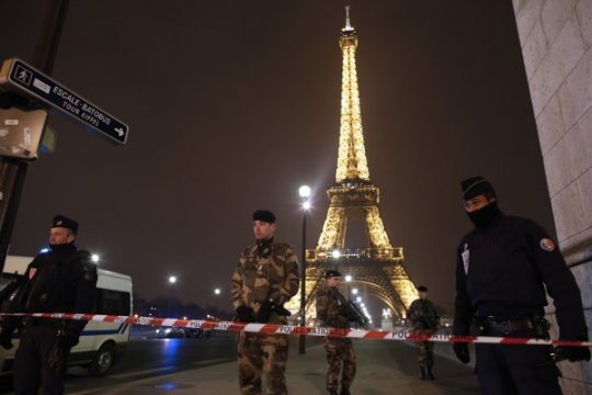 Polizisten bewachen den Eiffelturm in Paris