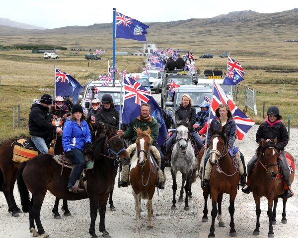 Falkländer in Port Stanley bei einer pro-britischen Parade am Sonntag