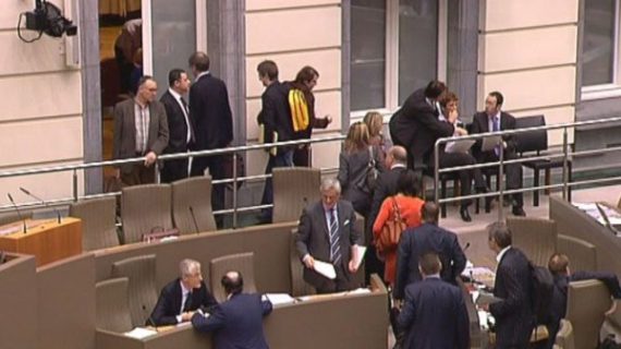 Flämische Oppositionsvertreter verlassen die Sitzung im Parlament