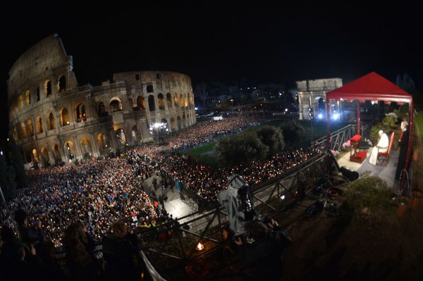 Papst Franziskus mit Zehntausenden Gläubigen beim Kreuzweg am Kolosseum