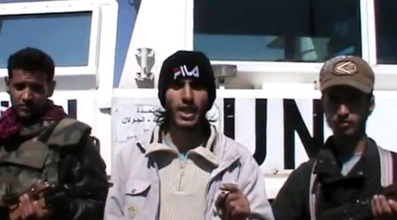 Syrische Rebellen vor einem Fahrzeug der UN an den Golan-Höhen