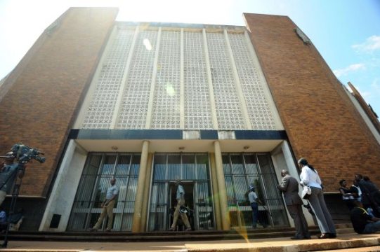 Polizisten vor dem Amtsgericht in Harare