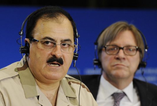 Oberst Salim Idriss mit EU-Parlamentarier Guy Verhofstadt