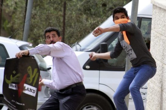 Palästinensische Demonstranten bewerfen Polizisten mit Steinen