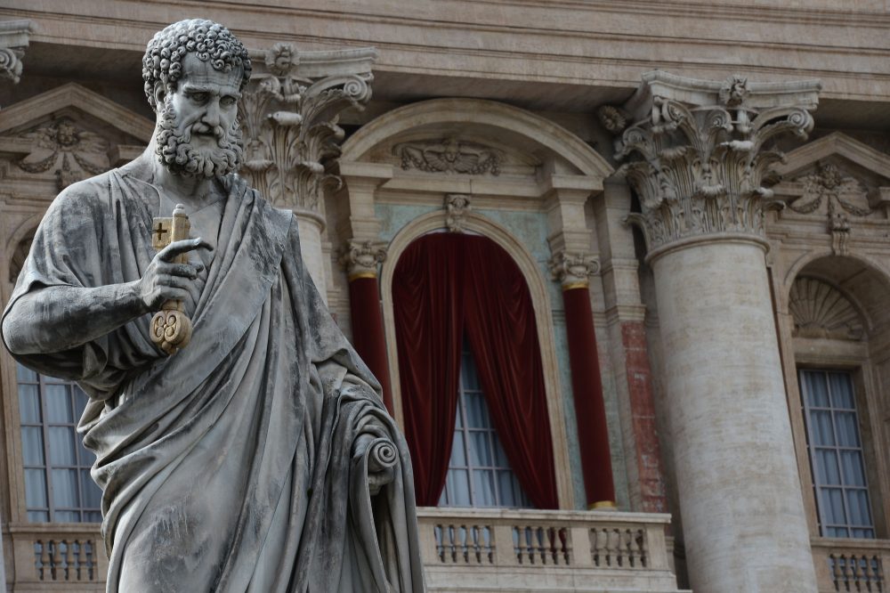 Am Petersdom werden schwarze Vorhänge aufgehangen