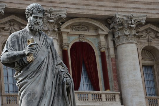 Am Petersdom werden schwarze Vorhänge aufgehangen