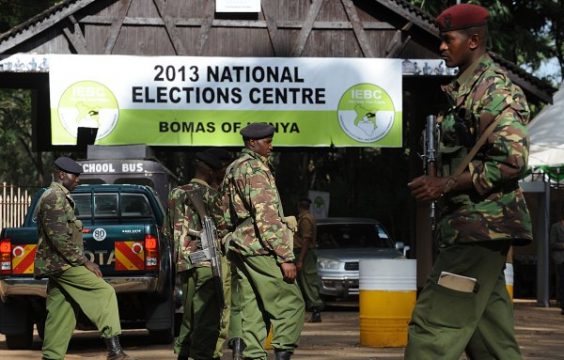Kenianische Polizisten bewachen ein Wahlbüro in Nairobi