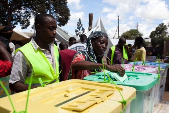 Kenianerin gibt Stimme im "Wahllokal" in Kisauni, Mombasa, ab