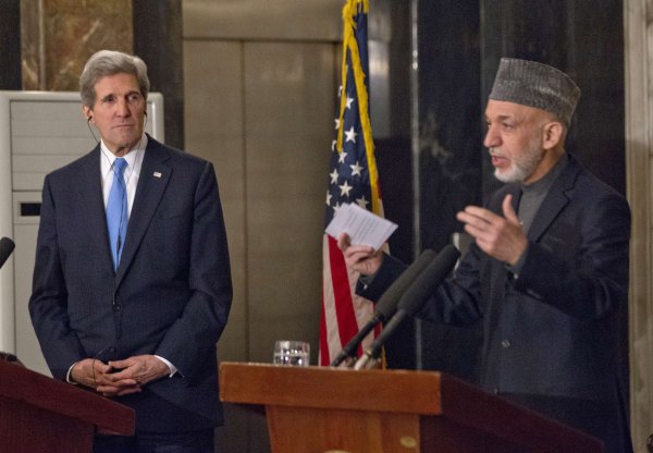 John Kerry und Hamid Karsai
