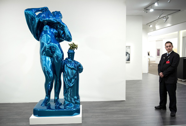 Skulptur des us-amerikanischen Künstlers Jeff Koons auf der Tefaf