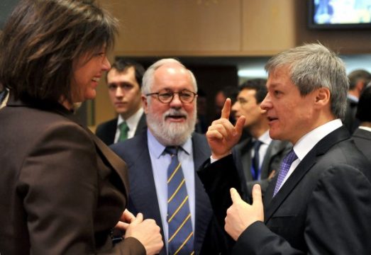 Die EU-Landwirtschaftsminister Ilse Aigner (DE) und Miguel Arias Canete (SP) mit EU-Agrarkommissar Dacian Ciolos (vlnr)