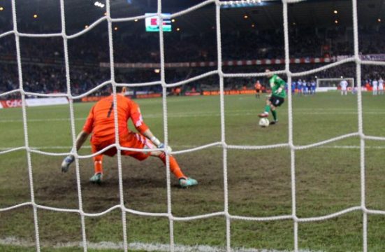 Der Torwart von Racing Genk, Laszlo Köteles, schießt den entscheidenden Penalty zum 7:6 - Silvio Proto machtlos
