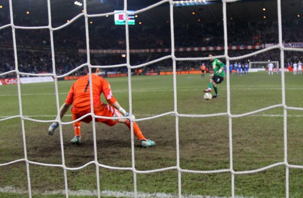 Der Torwart von Racing Genk, Laszlo Köteles, schießt den entscheidenden Penalty zum 7:6 - Silvio Proto machtlos