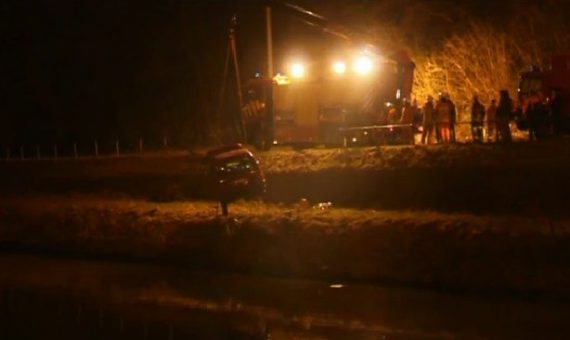 Rettungsdienste ziehen den in Lembeek in den Brüssel-Charleroi-Kanal gestürzten Wagen aus dem Wasser heraus