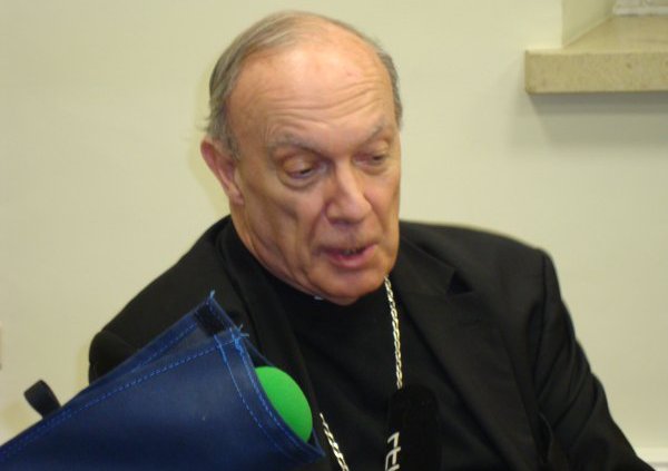 Erzbischof André-Joseph Léonard bei einer Pressekonferenz in Mechelen