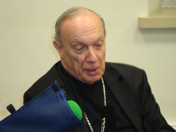 Erzbischof André-Joseph Léonard bei einer Pressekonferenz in Mechelen