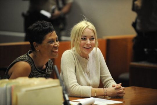 Lindsay Lohan am 14. Dezember 2011 mit ihrer Anwältin Shawn Holley (l.)