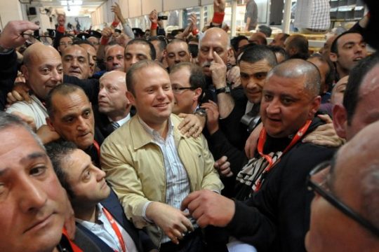 Maltas neuer Ministerpräsident Joseph Muscat umgeben von Unterstützern
