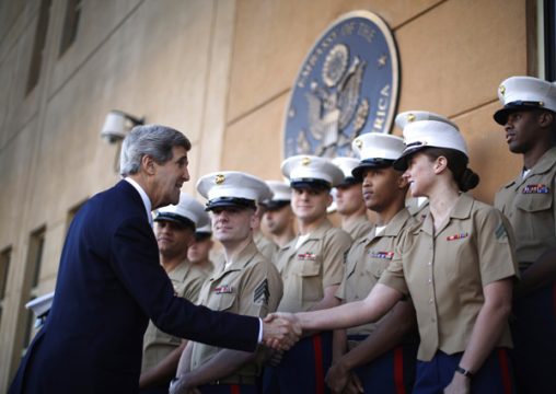 US-Außenminister John Kerry mit US-Marines in Bagdad (Sonntag)