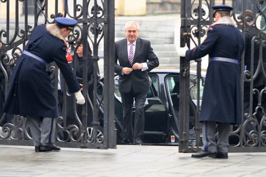 Milos Zeman kommt am Schloss von Prag an