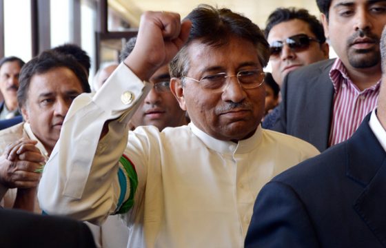 Pervez Musharraf nach der Landung in Karachi
