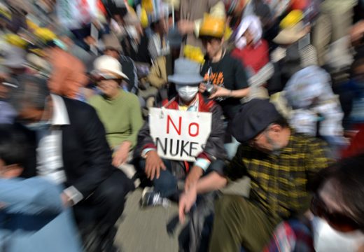 Atomgegner fordern in Tokio: "No Nukes - Keine Atomwaffen"