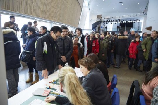 Grönländer wählen neues Parlament - Wahlbüro in Nuuk