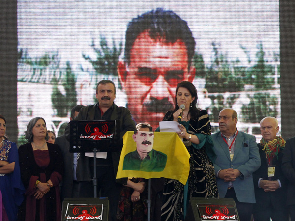 Politiker der Politikern der Kurdenpartei BDP verlesen Öcalans Erklärung beim kurdischen Neujahrsfest in Diyarbakir
