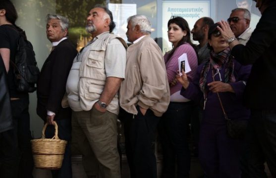 Zyprer warten vor einer geöffneten Filiale der Laiki-Bank in Nikosia