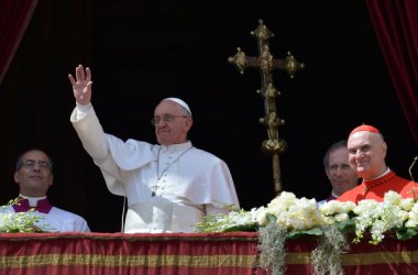 Papst Franziskus segnet die Glaubenden beim "Urbi et Orbi"