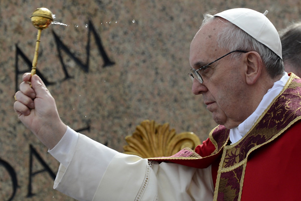 Papst Franziskus segnet die Palmzweige