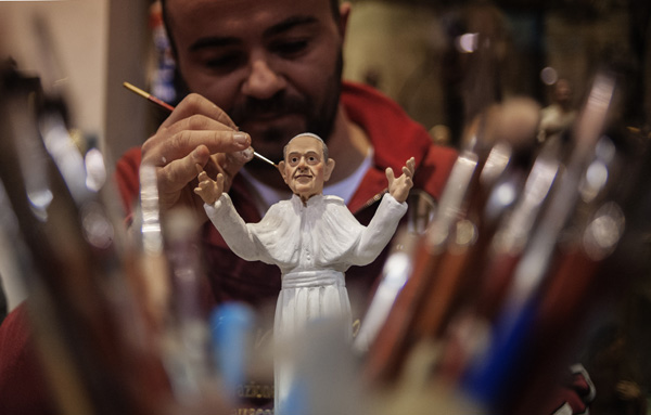 Krippenfiguren-Künstler Genny Di Virgilio fertigt in Neapel einen "Papst Franziskus" an