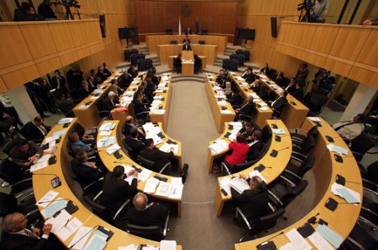 Zyperns Parlament beschließt erste Teile eines Rettungspakets