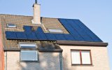 Photovoltaik-Anlage auf dem Dach eines Brüsseler Hauses