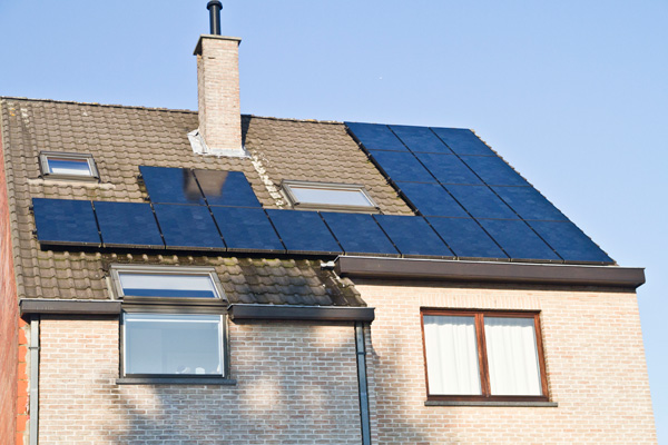 Photovoltaik-Anlage auf dem Dach eines Brüsseler Hauses