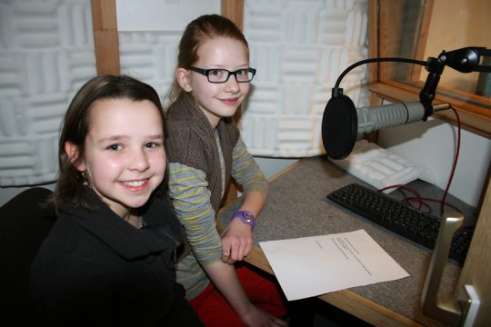 "Platz den Kindern": Schüler besuchen BRF-Studio St. Vith