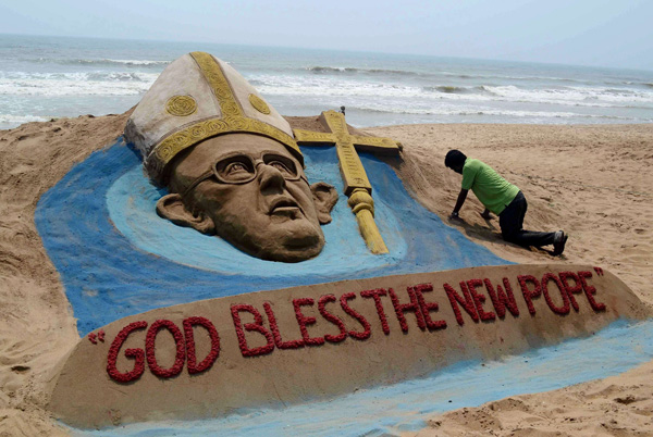 "Gott segne den neuen Papst": Sandskulptur in Puri/Indien