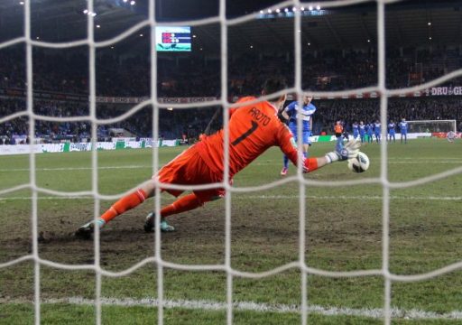 Silvio Proto kann den 6:6-Treffer von Genks Jordy Croux nicht abwenden