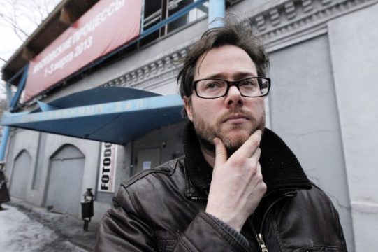 Der Schweizer Regisseur Milo Rau vor dem Sacharow-Zentrum in Moskau